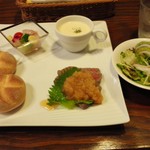 雪詩慕雲 - ワンプレートランチ
      ローストビーフ、ビシソワーズ、鯛のマリネ、パン、サラダ
      