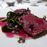 レフェルヴェソンス - 【焚き火の香り〜 蝦夷鹿の鞍下肉を薪で焼いて、帆立貝のムスリーヌ、赤ピーマンの炭化ピュレ、赤紫蘇、空芯菜】♫2016/7