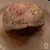LOVAT - A5黒毛和牛100％のハンバーグ２５００円　目玉焼きのせ