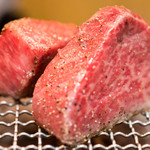 正泰苑 - 2016.8 炭火の七輪でトップサーロインと柔らかももを焼いて貰っています