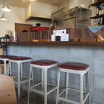 Cafe dining wood - これじゃおしゃれな店内の雰囲気伝わらないな～。満席近くてテーブル席のほう写せませんでした