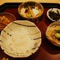 銀座 朱雀 - まずはホカホカの白飯と鯛を刺身で