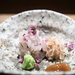 虎白 - 生のハモ　75℃で12秒湯通ししてから骨切りしたもの
      