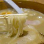 JON PAN - 麺は太目の平打ち麺。コシがあってもっちり。
