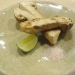 その後焼成作業が終わった松茸を食べてみると、香り松茸味しめじという話は聞いたことがあるものの、今回の松茸は香りも美味しさも抜群で、いち早く秋が来たような気分に浸れます。