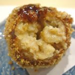 旬菜 おぐら家 - 早速食べてみると、衣はガリガリっと固めの食感で、中はお肉や芋がたっぷりで熱々。衣の食感が癖になる、おもしろき一品でした。