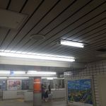 旬菜 おぐら家 - 駅ホーム階から階段を登って改札フロアへと出た後は