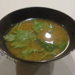 旬菜 おぐら家 - 黒い器にはキリッと塩気が立つ味噌汁が入っており、熱々で目の覚めるような美味しさです。