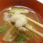 旬菜 おぐら家 - 夏に嬉しいあっさりとした鱧、香り高き松茸が入った夏秋折衷な世界感満点な1碗です。