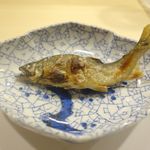 続いては頭から尻尾まで丸々楽しめる、香り高き天然鮎を一息でぺろり。