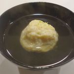 旬菜 おぐら家 - 中には大きな海老しんじょうが鎮座。ホクホクとした食感のあとに海老の食感と旨味が感じられ、出汁も美味な抜かりのない一碗です。
