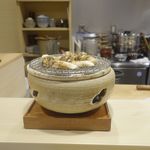 旬菜 おぐら家 - カウンター上では秋を感じさせる松茸が七輪の上で焼かれ