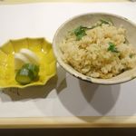 旬菜 おぐら家 - お新香と共にご飯が器に盛りつけられて目の前に。