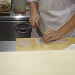 旬菜 おぐら家 - 尾崎牛を焼く間、厨房では鱧の骨切り処理が進み