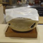 旬菜 おぐら家 - 途中濡れた紙を乗せて蒸し焼きにしていきます。