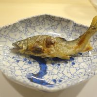 旬菜 おぐら家 - 続いては頭から尻尾まで丸々楽しめる、香り高き天然鮎を一息でぺろり。