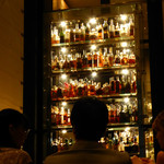 バー＆ラウンジ  トゥエンティエイト - ボトルの飾り棚