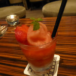 バー＆ラウンジ  トゥエンティエイト - ストロベリーのフローズンダイキリ