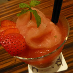 バー＆ラウンジ  トゥエンティエイト - ストロベリーのフローズンダイキリ