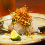 明石の鱧炙り　酢橘を絞り、揚げた葱と頂きます