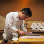 にしぶち飯店 - 鱧をさばく西淵氏