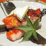 蜂蜜を塗って焼いたもち豚叉焼、ゴルゴンゾーラチーズ添え