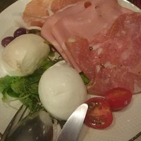 オービカ モッツァレラバー 横浜店 - 2種水牛モッツァレラチーズと生ハムの盛り合わせ