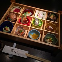 花かぐら - 花かぐら弁当。お刺身、サラダ、焼き魚、揚げ魚、煮浸しなど小鉢12種。