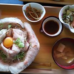 食匠 なる花 - ローストポーク丼 にんにくダレ￥1280→￥980(フリーペーパーで割り引き)