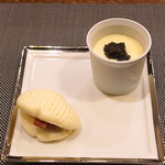 レンゲ - アミューズ　　蛤の出汁の茶碗蒸し　オシェトラのキャビアのせ と 蜂蜜むしの生金華ハムのバーガー