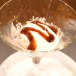 レンゲ - デザート　　苺ヨーグルトのグラニテ、タスマニア産ボイセンベリーのジャムがけ