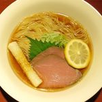 らーめん竹馬 - 冷た〜い牛骨らぁうめんのアップ