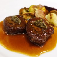 ラ・ファソン 古賀 - 夏鹿シンタマのソテー 茄子のキャビア仕立て 
                　青粒コショウ風味 ポワブラードソース