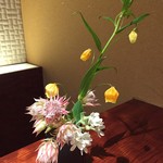 弁いち - カウンターに飾られた花