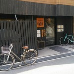 らーめん 福籠 - 店外観・(ビルを突き抜けると店の右側の鉄門から出てきます。)