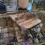 海鮮炭火焼食堂 肴や - 炭火焼から、さんま開き（250円）