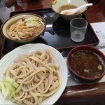 手打ち 山もとうどん - 吉田のうどんの山もとさんの肉うどん。
            肉はお馬さん。
            とっても硬くて美味しい( ´ ▽ ` )ﾉ
            
            