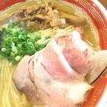 荒町商店中華そば ふじやま - 白ふじそばのチャーシューアップ