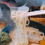 高田光幸 - 濃厚豚骨魚介ラーメン    麺   リフト