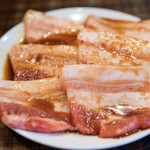七輪ホルモン焼きもつ鍋 まことや  - 2016.8 生豚カルビ肉（450円）