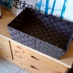 ラーメン ふくや - 荷物バスケット；入口左手のチェスト上に有りマス．各自，お席へ(^^)b @2016/08/11