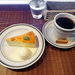 Whitebird coffee stand - ストロング、濃厚な自家製チーズケーキ