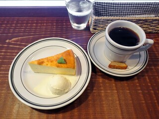 Whitebird coffee stand - ストロング、濃厚な自家製チーズケーキ