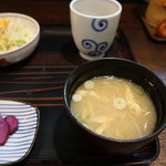 Izakaya Michi - もやしと油揚げの味噌汁は好き、サラダはコールスロー風。