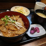 Izakaya Michi - 通常は豚丼定食760円、この日は｢日替わり定食｣で720円。