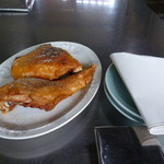 王香 - 紙ナプキンと取り皿が添えられてきます～