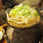 駒形どぜう 本店 - ささがきのごぼうとネギを乗せ完成