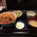 ごちそう家 ぽん太 - ソースカツ丼並盛り930円也。