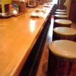 やき鳥三太郎 - カウンター席(カウンターも予約客が)(2016年7月30日撮影)