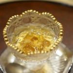 雲丹に鯛出汁のジュレ、下には卵黄